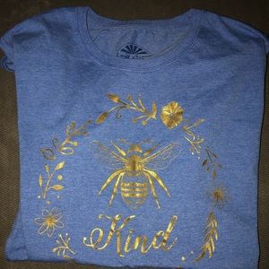 “Bee” kind tee🐝